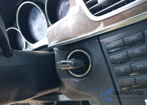 2015 Mercedes-Benz E 350 z USA, uszkodzony, nr VIN WDDHF5KBXFB132330